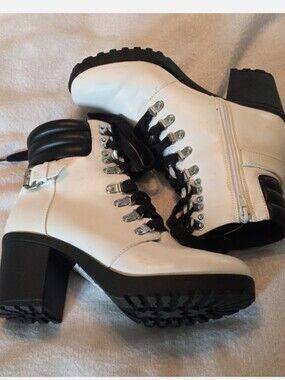 Mia Annamaria White Edgy Chunky Platform Combat Ankle Boots 8.5